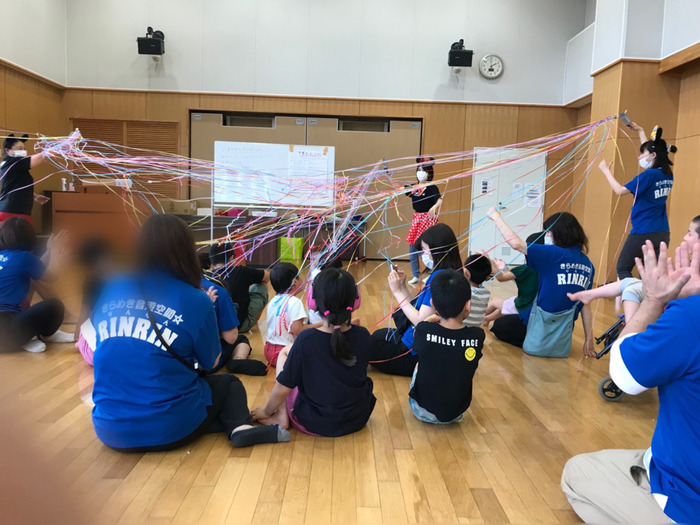 夏休みの一コマ。お楽しみ音楽タイムを行っています。